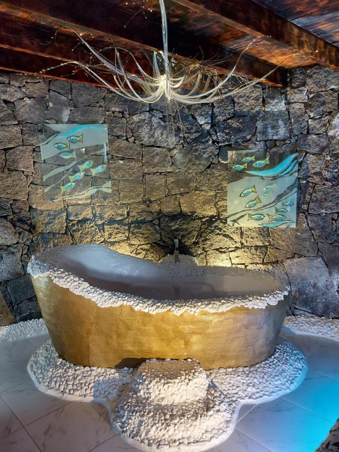 Aloelux Villa ! - Private Villa With Jacuzzi, Cinema ,Massage ,Wonderful View, Art Desing Villa Кониль Экстерьер фото